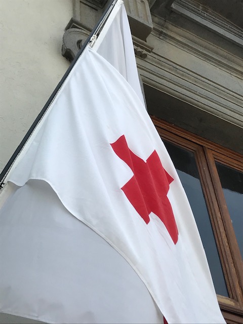 “GIORNATA MONDIALE DELLA CROCE ROSSA” 2021: BANDIERA CRI ESPOSTA SULLA FACCIATA DEL PALAZZO COMUNALE