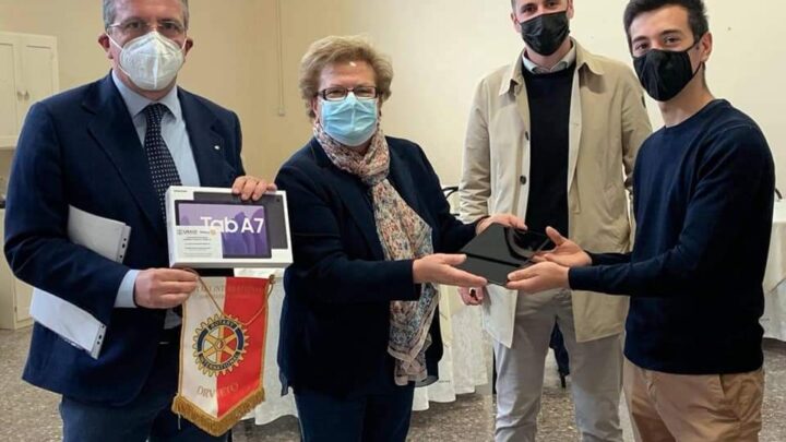 IL ROTARY DONA DEI TABLET ALL’ISTITUTO PROFESSIONALE DI ORVIETO