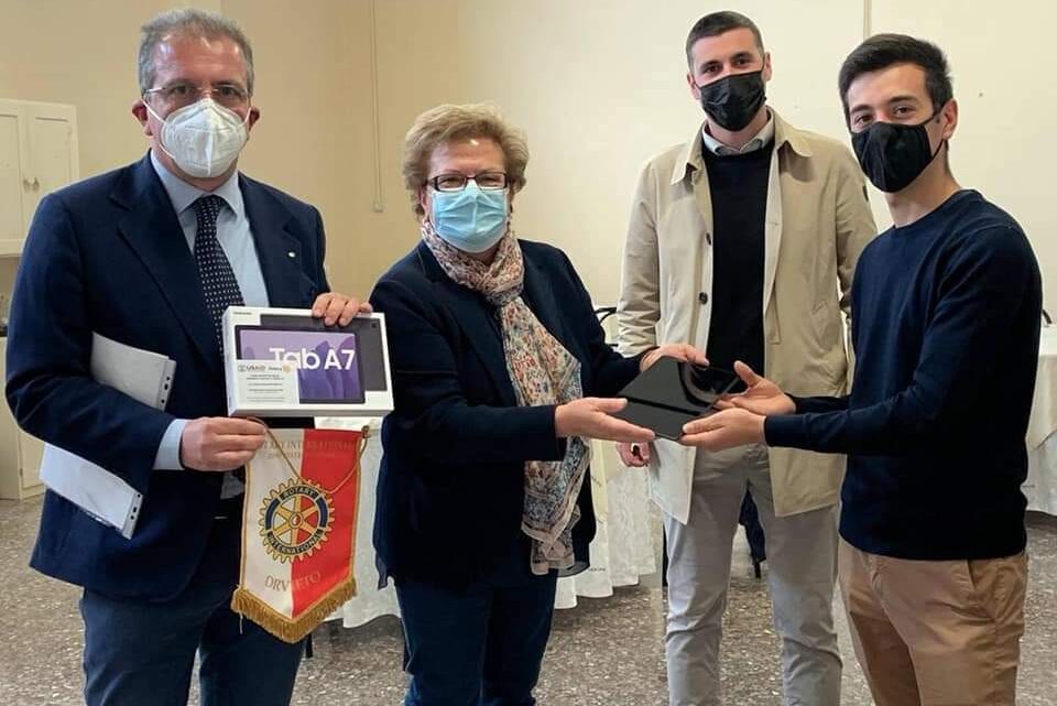 IL ROTARY DONA DEI TABLET ALL’ISTITUTO PROFESSIONALE DI ORVIETO