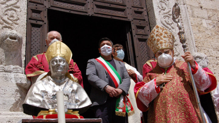 NARNI – SOLENNE PONTIFICALE DI SAN GIOVENALE E OFFERTA DEI CERI.