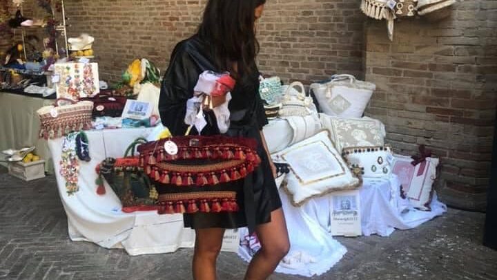 ‘FOLIGNO MADEART’, FESTIVAL DELLA MODA E DEL DESIGN ARTIGIANALE. LA 2° EDIZIONE IN PROGRAMMA IL 10 E 11 LUGLIO 2021 (INGRESSO LIBERO E CONTINGENTATO)  E SEMPRE NELL’ACCOGLIENTE CHIOSTRO DI PALAZZO TRINCI.