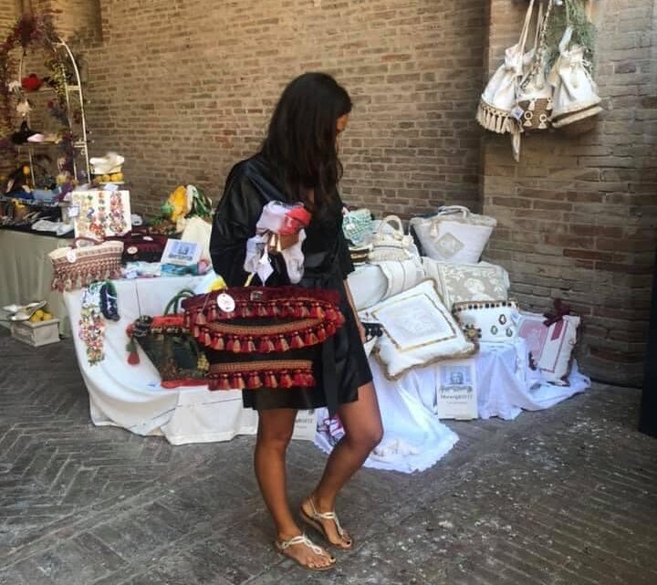 ‘FOLIGNO MADEART’, FESTIVAL DELLA MODA E DEL DESIGN ARTIGIANALE. LA 2° EDIZIONE IN PROGRAMMA IL 10 E 11 LUGLIO 2021 (INGRESSO LIBERO E CONTINGENTATO)  E SEMPRE NELL’ACCOGLIENTE CHIOSTRO DI PALAZZO TRINCI.
