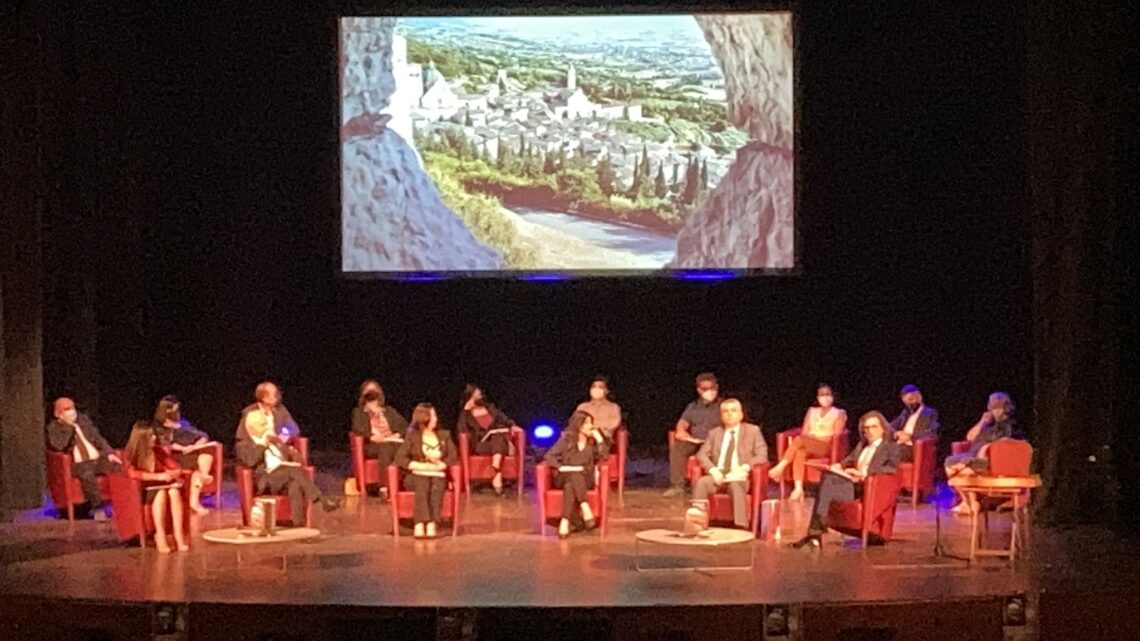 AL LYRICK PRESENTATO IL LIBRO “ASSISI OLTRE LE MURA”  PER RACCONTARE LA BELLEZZA E I VALORI DI UNA CITTA’ UNICA