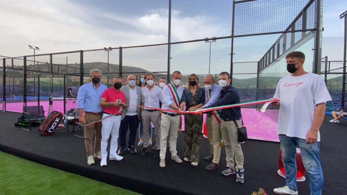 INAUGURATO GHERLINDA PADEL MERCOLEDÌ 23 GIUGNO LA CERIMONIA DI APERTURA DELL’ORIGINALE E PANORAMICO IMPIANTO SPORTIVO ALLESTITO SUL TETTO DEL CENTRO D’INTRATTENIMENTO UMBRO.