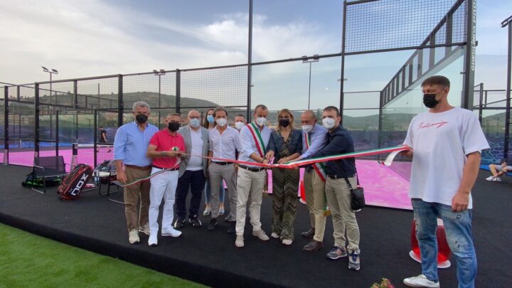 INAUGURATO GHERLINDA PADEL MERCOLEDÌ 23 GIUGNO LA CERIMONIA DI APERTURA DELL’ORIGINALE E PANORAMICO IMPIANTO SPORTIVO ALLESTITO SUL TETTO DEL CENTRO D’INTRATTENIMENTO UMBRO.