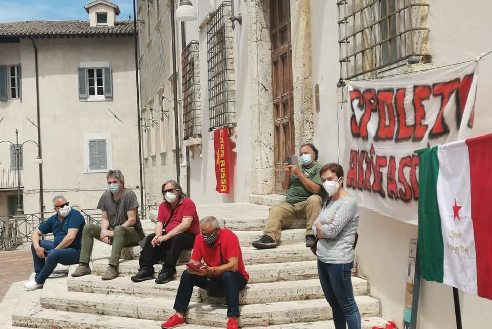 IL COORDINAMENTO PER LA SANITÀ PUBBLICA TORNA IN PIAZZA, PERCHÉ LA LOTTA PER LA SANITÀ PUBBLICA NEL NOSTRO TERRITORIO PASSA PER LA VERA RIAPERTURA DEGLI OSPEDALI COVID, OGGI ANCORA NEGATA DALLA REGIONE A GUIDA LEGA FRATELLI D’ITALIA.