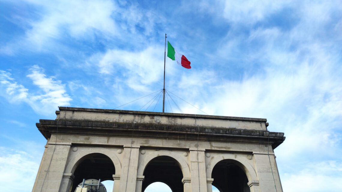 PROVINCIA, ISSATA SU PENNONE PALAZZO BAZZANI BANDIERA TRICOLORE