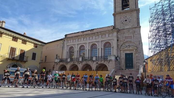 I CICLISTI DI ‘FRANCESCO NEI SENTIERI’ PORTANO ‘UN ABBRACCIO AI SIBILLINI’
