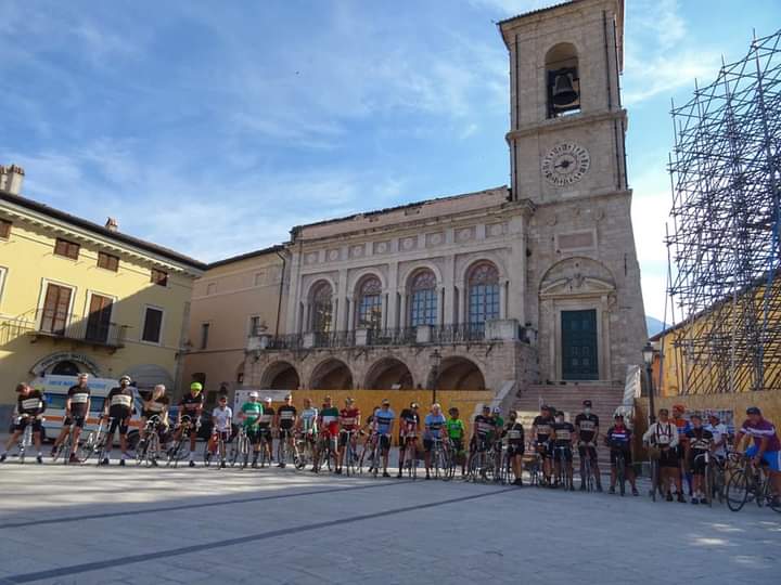I CICLISTI DI ‘FRANCESCO NEI SENTIERI’ PORTANO ‘UN ABBRACCIO AI SIBILLINI’