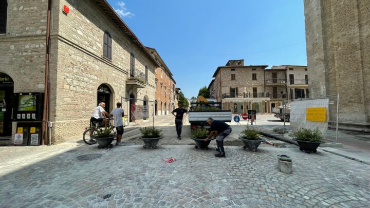 RIAPRE AI PEDONI VIA PATRONO D’ITALIA ULTIMATI I LAVORI DI POSA DEI “SANPIETRINI”