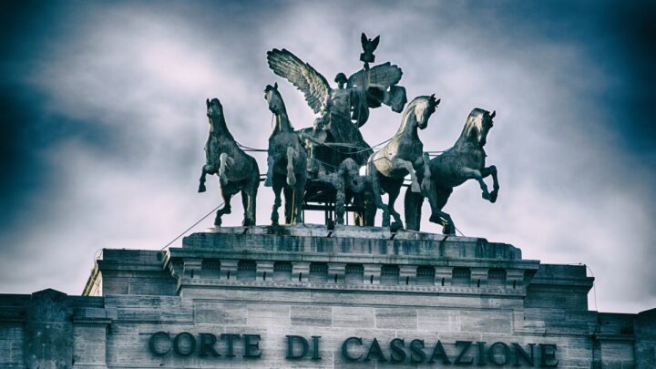 14 LUGLIO: LA CASSAZIONE SANCISCE CHE I PRESIDI-SCERIFFO NON POSSONO UTILIZZARE IL RICATTO DISCIPLINARE PER PUNIRE E TACITARE L’OPPOSIZIONE ALLA SCUOLA AZIENDA