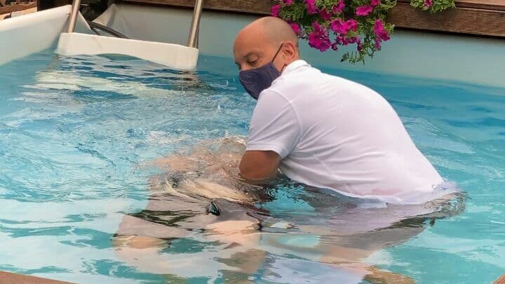 TESTIMONI DI GEOVA, BATTESIMI IN PISCINE PRIVATE PER I NUOVI CREDENTI AL CONGRESSO SULLA FEDE DEL 2021