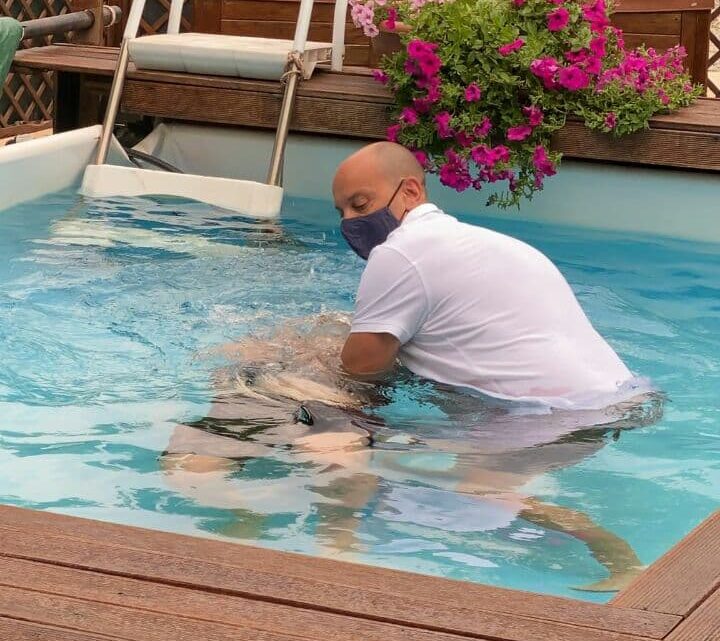 TESTIMONI DI GEOVA, BATTESIMI IN PISCINE PRIVATE PER I NUOVI CREDENTI AL CONGRESSO SULLA FEDE DEL 2021