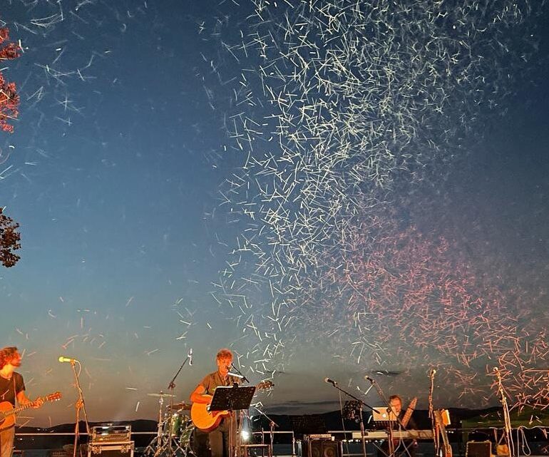 ‘MOON IN JUNE’ E IL TRAMONTO SUL LAGO TRASIMENO: È TORNATA LA MAGIA TRA SUONI E COLORI UNICI.