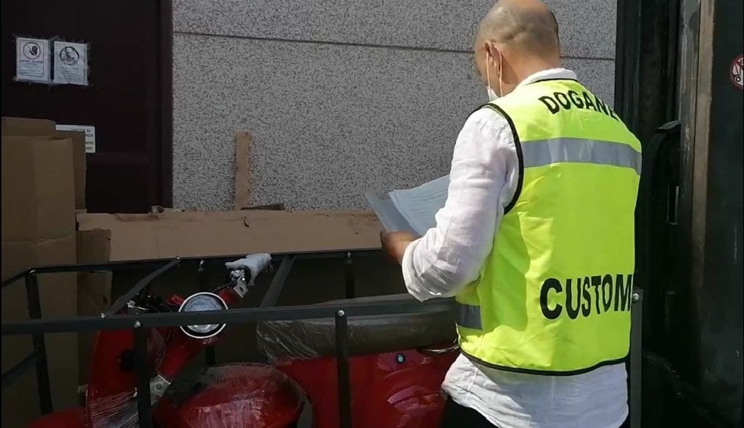 PORTO DI LIVORNO: OPERAZIONE “GREEN SCOOTER”. SCOPERTA PRESUNTA FRODE SUGLI SCOOTER ELETTRICI