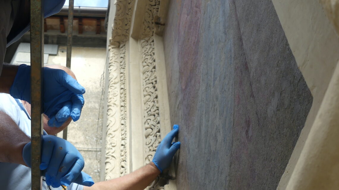 RICOLLOCATO SULLA FACCIATA DELLA TORRE DI MAURIZIO IL DIPINTO MURALE RAFFIGURANTE IL “CRISTO PORTACROCE”