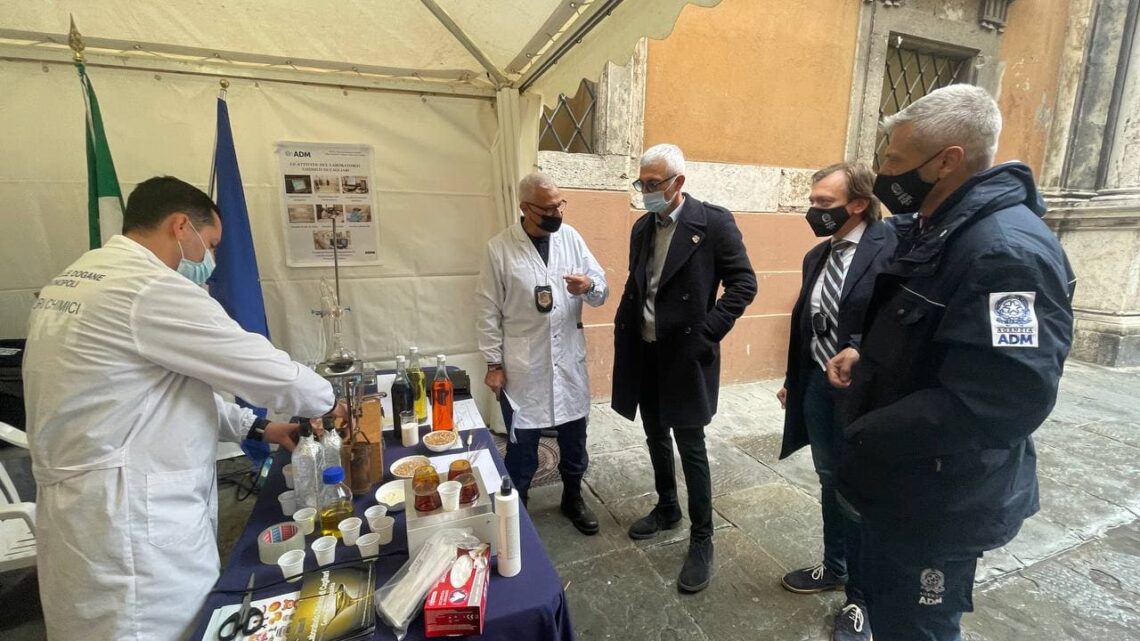 FABRIZIO RAVANELLI ALLO STAND ADM NEL CENTRO DI PERUGIA 