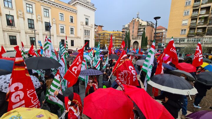 TERNI: I SINDACATI RIEMPIONO LA PIAZZA SOTTO LA PIOGGIA: LA MANOVRA FINANZIARIA VA CAMBIATA
