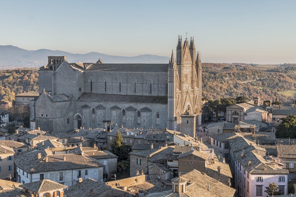 13 NOVEMBRE 1290 PAPA NICOLO’ IV BENEDICE LA POSA DELLA PRIMA PIETRA, LA PIETRA D’ANGOLO DEL DUOMO DI ORVIETO: BASILICA CATTEDRALE, SANTUARIO EUCARISTICO DEL SACRO CORPORALE DEL MIRACOLO DI BOLSENA.