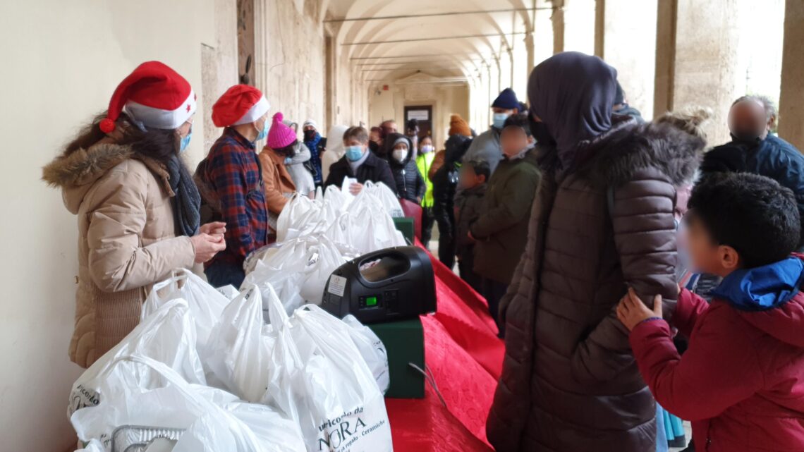 PRANZO DI NATALE – CONSEGNATI 120 CESTINI DA ASPORTO ALLE PERSONE BISOGNOSE