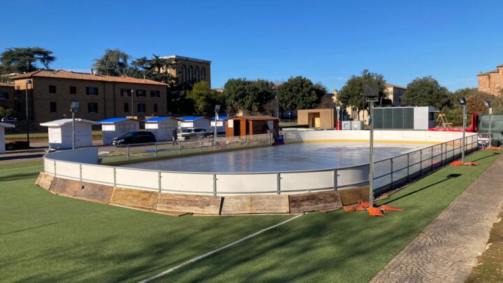 APRE AL PUBBLICO LA PISTA DEL GHIACCIO IN PIAZZALE MARIO FRUSTALUPI. OGGI 13 DICEMBRE H 15