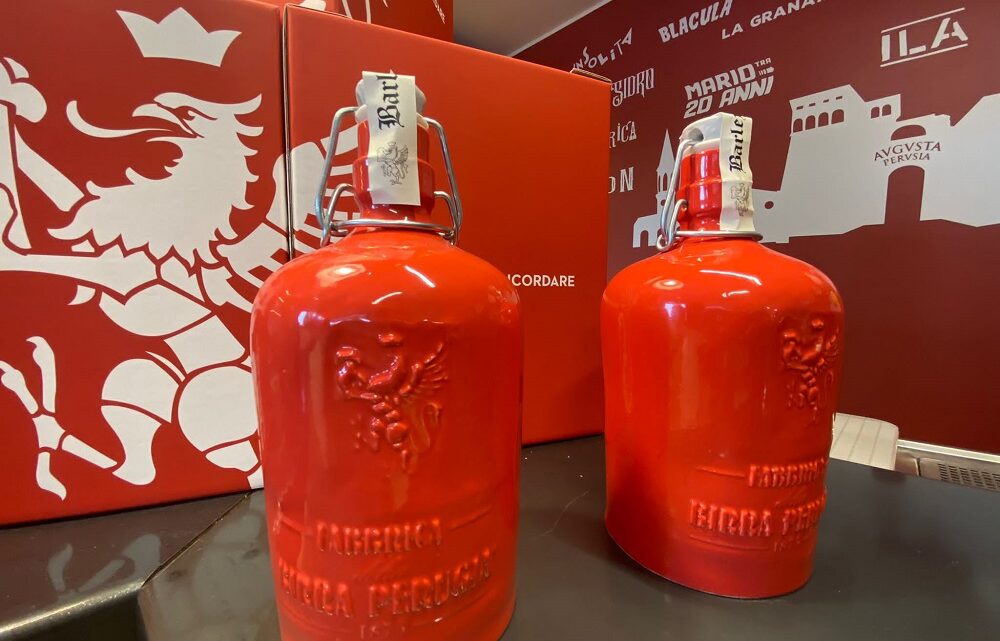 PRESENTATA LA NUOVA BOTTIGLIA ARTISTICA DI BIRRA PERUGIA. UN PROGETTO CHE UNISCE BIRRA ARTIGIANALE, VINO E CERAMICA D’AUTORE.