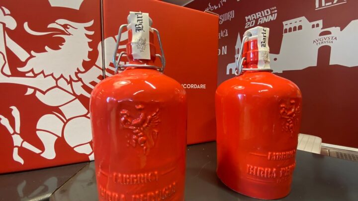 PRESENTATA LA NUOVA BOTTIGLIA ARTISTICA DI BIRRA PERUGIA. UN PROGETTO CHE UNISCE BIRRA ARTIGIANALE, VINO E CERAMICA D’AUTORE.
