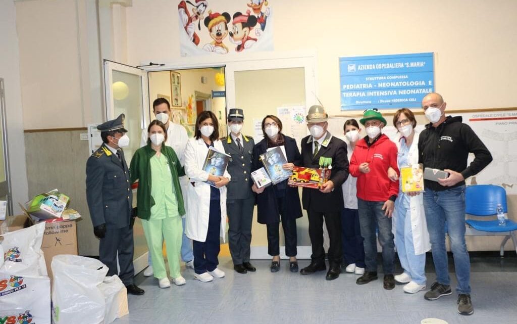 IL GRANDE CUORE DELLE FIAMME GIALLE TERNANE:  DONATI GIOCATTOLI E ALIMENTI A DUE ASSOCIAZIONI DI VOLONTARIATO