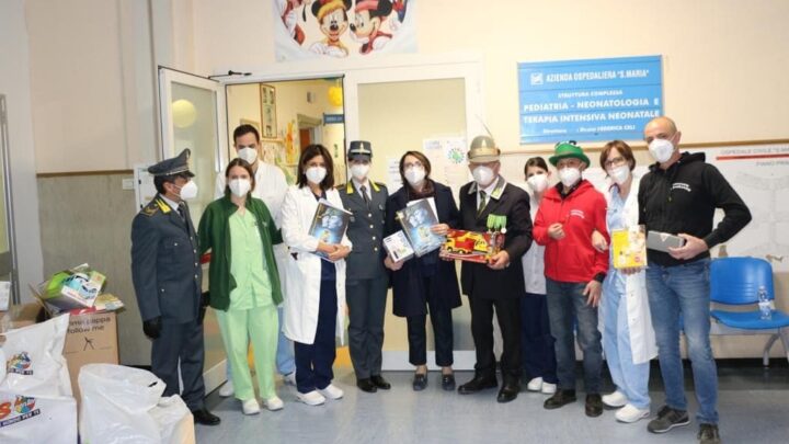 IL GRANDE CUORE DELLE FIAMME GIALLE TERNANE:  DONATI GIOCATTOLI E ALIMENTI A DUE ASSOCIAZIONI DI VOLONTARIATO