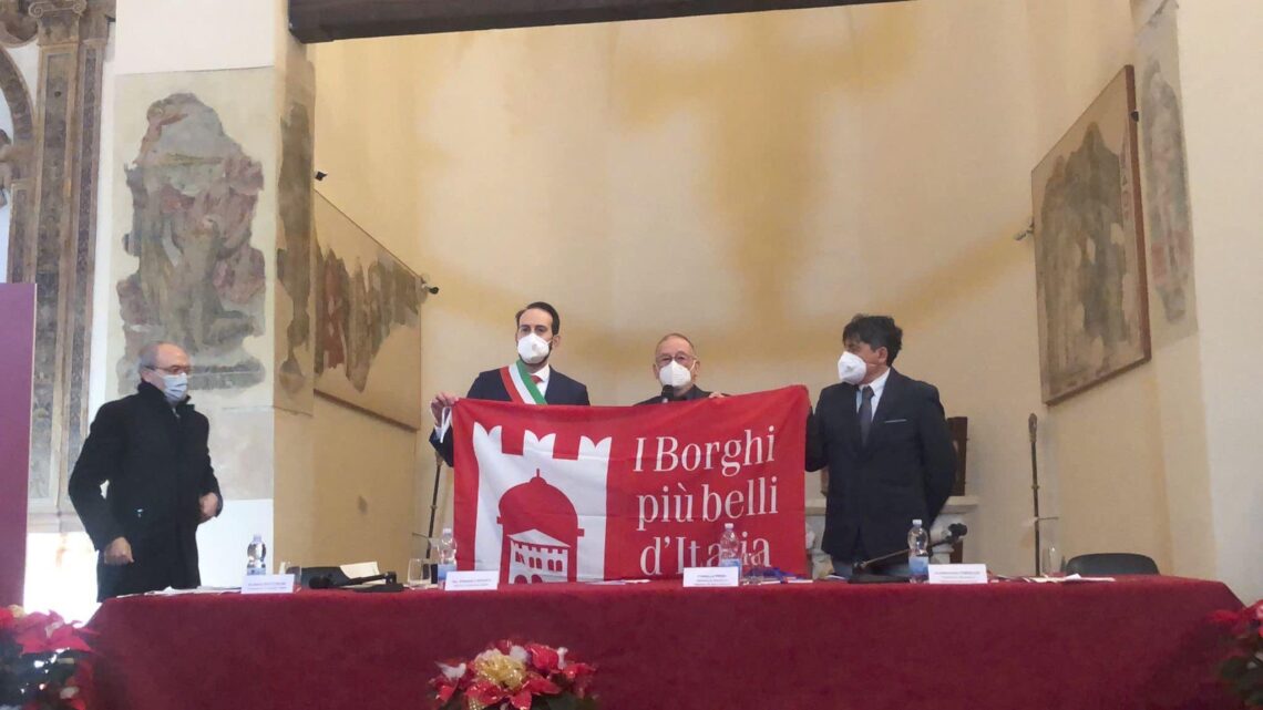 NOCERA UMBRA TRA I BORGHI PIU’ BELLI D’ITALIA – LA CONSEGNA AL SINDACO VIRGINIO CAPARVI DELL’ATTESTATO E DELLA BANDIERA DA PARTE DEL PRESIDENTE NAZIONALE DELL’ASSOCIAZIONE, FIORELLO PRIMI