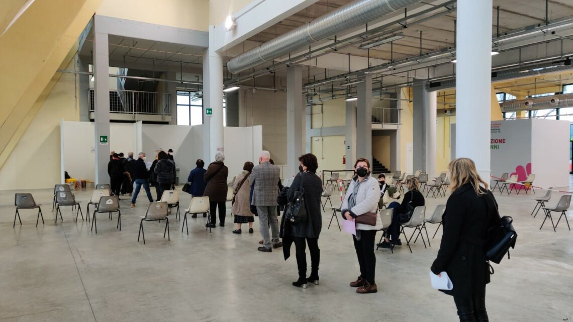 QUASI 500 VACCINI IN UN GIORNO  AL PALA EVENTI  I TAMPONI SONO STATI 430
