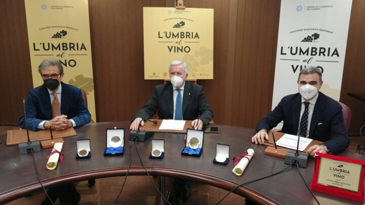 ‘L’UMBRIA DEL VINO’, I NOMI DELLE 19 CANTINE VINCITRICI DELLA PRIMA EDIZIONE DEL CONCORSO ENOLOGICO REGIONALE, UNICO IN UMBRIA AD AVER OTTENUTO L’AUTORIZZAZIONE DEL MINISTERO DELLE POLITICHE AGRICOLE ALIMENTARI E FORESTALI.