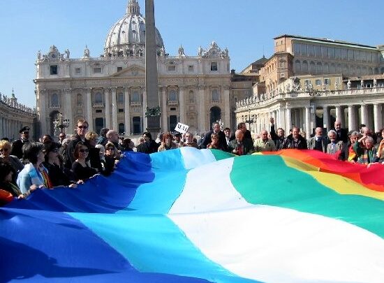 DOMENICA 27 MARZO 2022 SAREMO IN PIAZZA SAN PIETRO   CON LA GRANDE BANDIERA DELLA MARCIA PERUGIASSISI PER DIRE CON PAPA FRANCESCO:  FERMATEVI! LA GUERRA È UNA FOLLIA