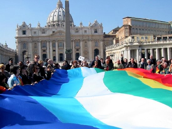 DOMENICA 27 MARZO 2022 SAREMO IN PIAZZA SAN PIETRO   CON LA GRANDE BANDIERA DELLA MARCIA PERUGIASSISI PER DIRE CON PAPA FRANCESCO:  FERMATEVI! LA GUERRA È UNA FOLLIA