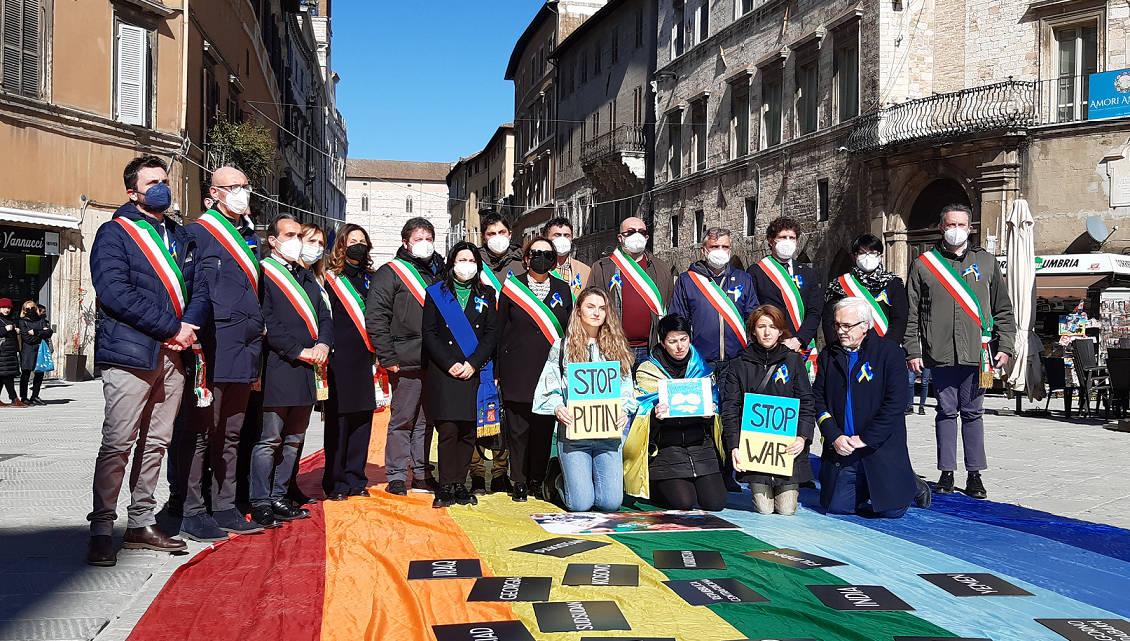 DA ASSISI UN FORTE APPELLO ALLA PACE  CON TANTE LUCI IN PIAZZA SAN FRANCESCO  E CENTINAIA DI STUDENTI INVOCANO  LO STOP ALLA GUERRA IN UCRAINA