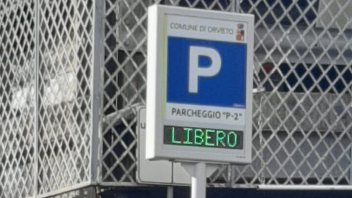 INSTALLATI I PRIMI PANNELLI A MESSAGGIO VARIABILE IN INGRESSO AI PARCHEGGI INSILATI DI VIA ROMA E CAMPO DELLA FIERA / FORO BOARIO