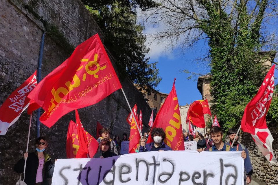 UDU PERUGIA E RETE DEGLI STUDENTI MEDI PERUGIA PARTECIPANO ALLA MARCIA STRAORDINARIA PERUGIA-ASSISI PER CHIEDERE PACE E DISARMO.