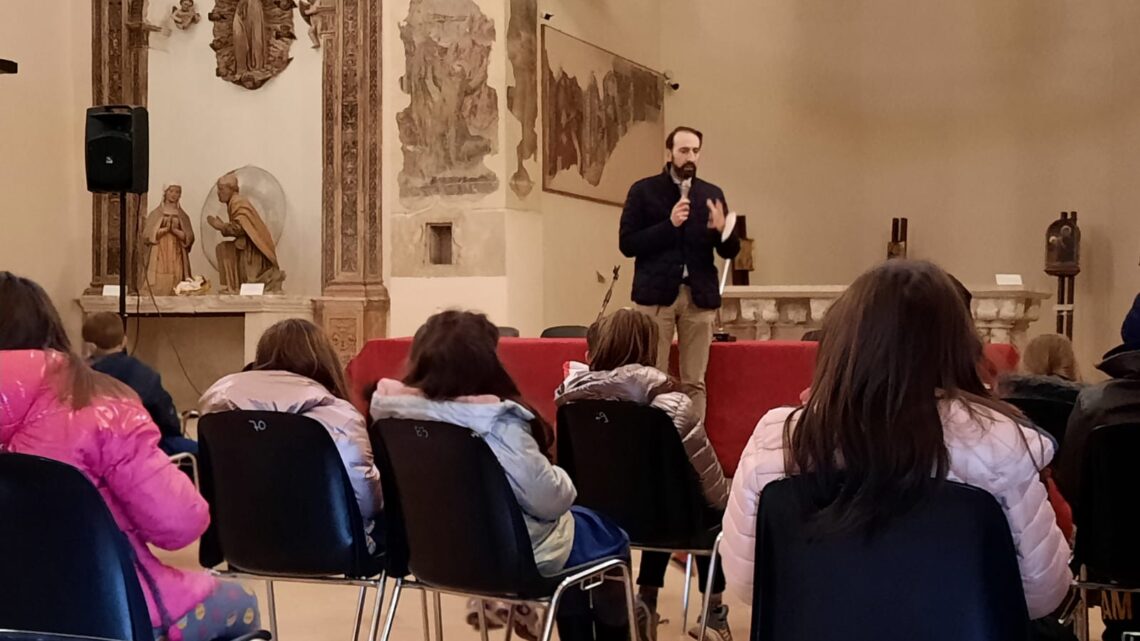 IL SINDACO CAPARVI HA INCONTRATO GLI ALUNNI DELLA SCUOLA PRIMARIA DI CASEBASSE.  A SEGUIRE HA SALUTATO STUDENTI SPAGNOLI ARRIVATI A NOCERA UMBRA NELL’AMBITO DEL PROGRAMMA ERASMUS