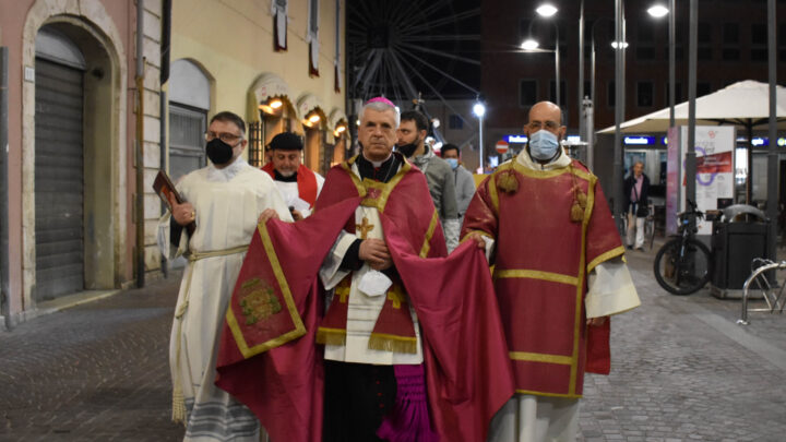 PROCESSIONE DEL CRISTO MORTO PER LE VIE DELLA CITTÀ. MONS. SODDU: “PREGHIAMO QUESTA SERA PER TUTTE LE DISOBBEDIENZE ALL’AMORE CHE ANCORA OGGI VENGONO PERPETRATE CON VIOLENZA FRATRICIDA, ATTRAVERSO LA GUERRA, MA ANCHE ATTRAVERSO LE PICCOLE GRANDI DIVISIONI CHE ESISTONO TRA DI NOI E NELLE NOSTRE FAMIGLIE”