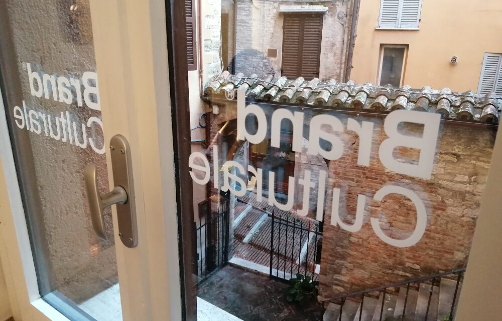 IN OCCASIONE DEL FESTIVAL INTERNAZIONALE DEL GIORNALISMO (6-10 APRILE) L’HUB INCLUSIVO DI PROGETTUALITÀ CONDIVISE IDEATO DA ALCUNI CREATIVI UMBRI INIZIA A METTERE A DISPOSIZIONE GRATUITAMENTE  I PROPRI SPAZI A PERUGIA AI GIORNALISTI E OPERATORI/OSPITI DELL’EVENTO.