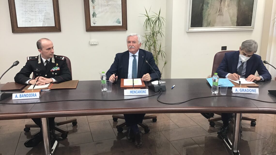 UN NUOVO, IMPORTANTE, STRUMENTO D’INDAGINE CONTRO LA CRIMINALITÀ ECONOMICA GRAZIE ALL’ACCORDO QUADRO, FIRMATO IERI DAL PRESIDENTE GIORGIO MENCARONI E DAL GENERALE DI BRIGATA ANTONIO BANDIERA, TRA CAMERA DI COMMERCIO DELL’UMBRIA  E LEGIONE CARABINIERI UMBRIA. PRESENTE IL PREFETTO DI PERUGIA, ARMANDO GRADONE, CHE HA POSTO LA SUA SIGLA ALL’INTESA