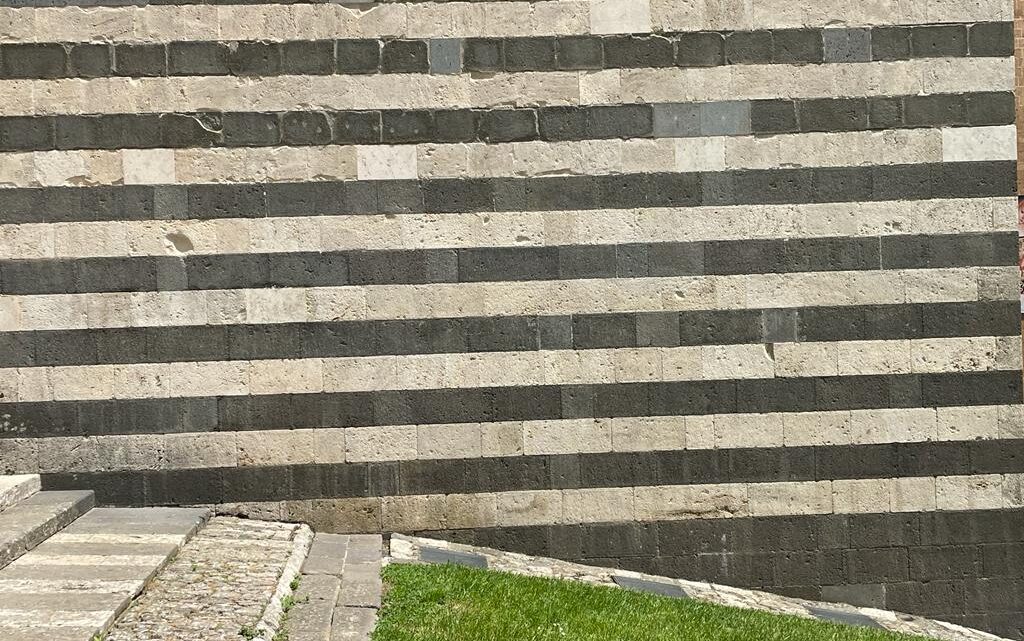 ELIMINATA LA SCRITTA DETURPANTE SUL DUOMO DI ORVIETO