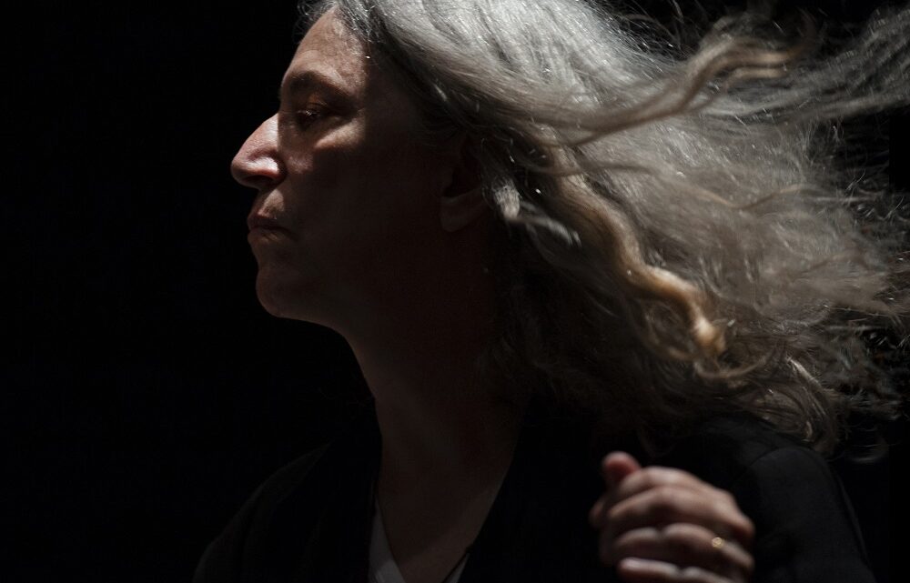 PATTI SMITH ACOUSTIC DUO: “AN EVENING OF POETRY AND MUSIC”.  DOPO IL RITORNO SUI PALCHI ITALIANI A LUGLIO, ACCOMPAGNATA DALLA SUA BAND,  PATTI SMITH ANNUNCIA ANCHE UNA SERIE DI EVENTI ACUSTICI ED INTIMI TRA MUSICA E POESIA