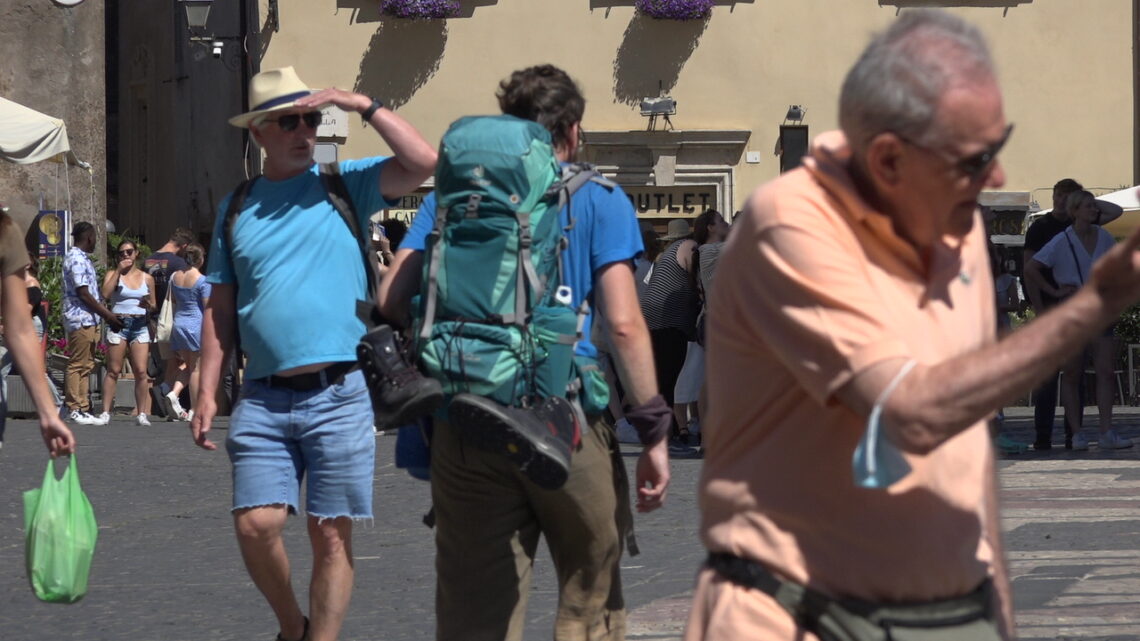 PREZZI: UNC, STANGATA VACANZE, LE TOP TEN DEI RINCARI. LE CITTÀ CON ALBERGHI E RISTORANTI PIÙ CARI