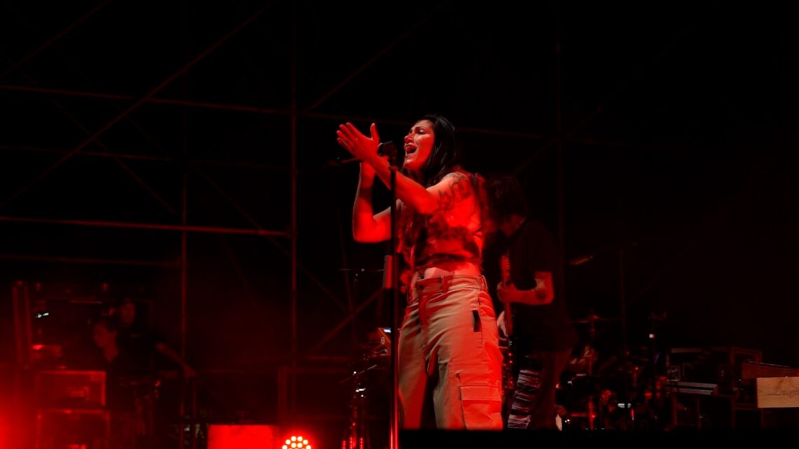 ELISA INCANTA IL PUBBLICO E APRE IL VENTENNALE DI MUSICA PER I BORGHI
