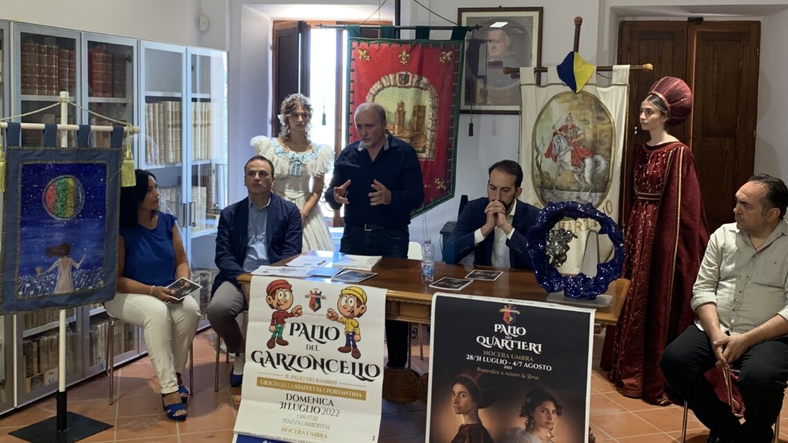 PRESENTATO IL PALIO DEI QUARTIERI 2022. DOPO DUE ANNI DI STOP PER PANDEMIA RITORNA IN TUTTA LA SUA GRANDEZZA LA MANIFESTAZIONE PIÙ ATTESA A NOCERA UMBRA.  IL DRAPPO È UN MERAVIGLIOSO DIPINTO ORIGINALE DEL MAESTRO LUIGI FRAPPI