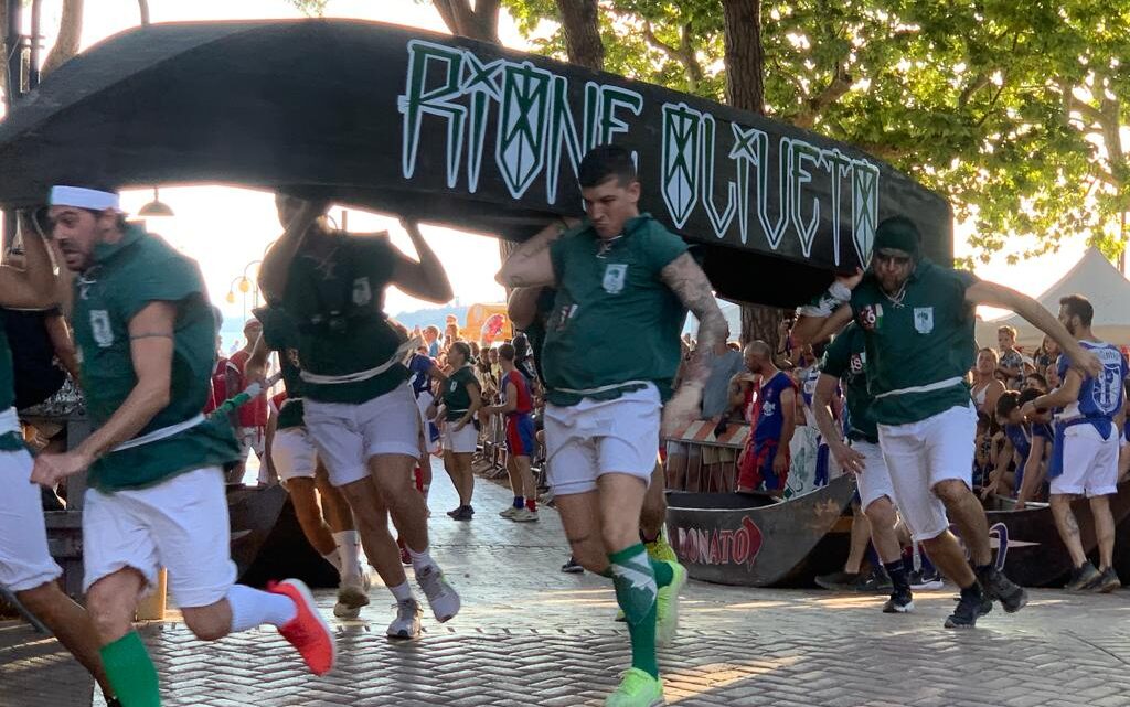 PASSIGNANO SUL TRASIMENO È BIANCOVERDE: OLIVETO VINCE IL XXXIX PALIO DELLE BARCHE