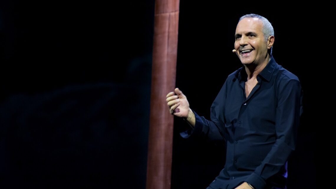 LO SPETTACOLO DELL’ATTORE E COMICO TOSCANO GIORGIO PANARIELLO A PERUGIA, “LA FAVOLA MIA”,  DAI GIARDINI DEL FRONTONE SI SPOSTA AL TEATRO MORLACCHI, A CAUSA DELLE PREVISIONI METEO  CHE ANNUNCIANO PIOGGIA PER LA SERATA DI SABATO 3 SETTEMBRE.