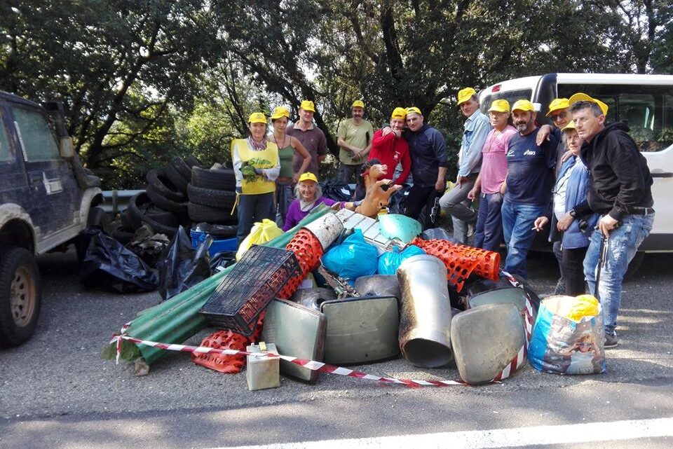 CACCIA GROSSA  AI RIFIUTI  ABBANDONATI NEI BOSCHI!