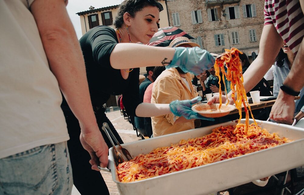 A PERUGIA TORNA IL “PRANZO DI QUARTIERE”: PIATTI DA TUTTO IL MONDO  DOMENICA 16 OTTOBRE, DALLE ORE 13 IN PIAZZA LUPATTELLI (CORSO GARIBALDI)